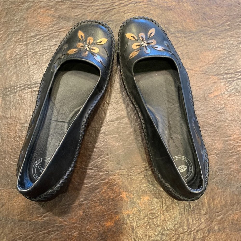 Nurture black fashionable, comfy flats